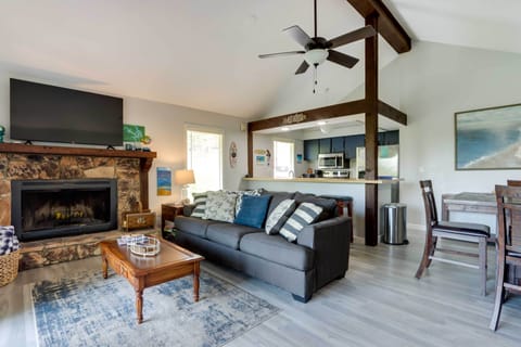 Living Room | Fireplace | Free WiFi