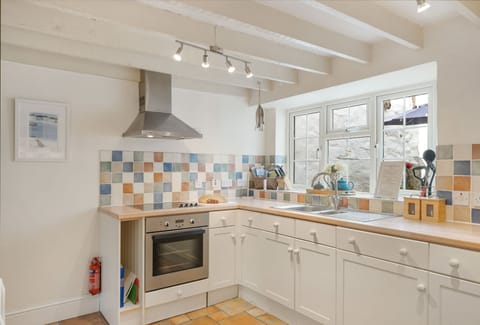 The Boy's Cottage, Portreath. Ground floor: Well equipped kitchen with dishwasher and washing machine