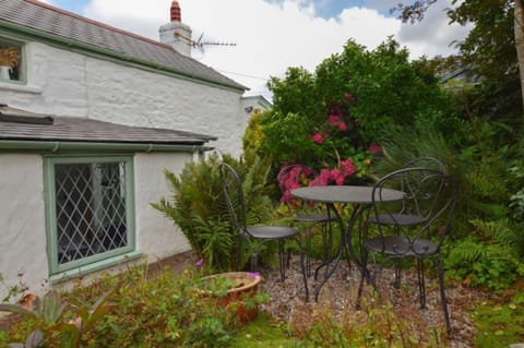 Scrumbles Hollow, St Agnes. A delightful garden which is enclosed and south facing with garden furniture