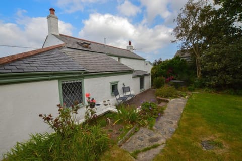 Scrumbles Hollow, St Agnes. A delightful garden which is enclosed and south facing with garden furniture