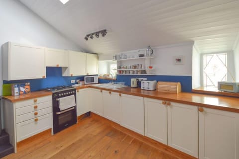 Scrumbles Hollow, St Agnes. Ground floor: Well equipped kitchen with oven, hob, microwave and dishwasher