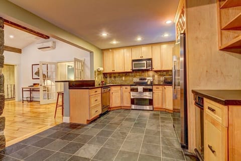 - Fully equipped kitchen with stainless steel appliances and wood cabinetry   - Spacious layout perfect for cooking and entertaining guests   - Modern mountain kitchen with style and functionality combined