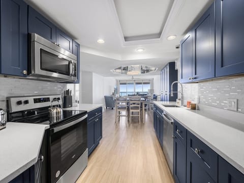 Direct Access To Beach Views 