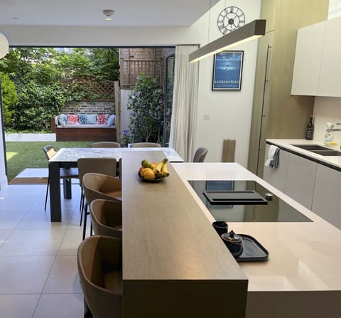 Kitchen diner leading directly to garden 