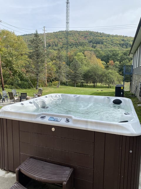 7 seater hot tub surrounding the Catskill nature