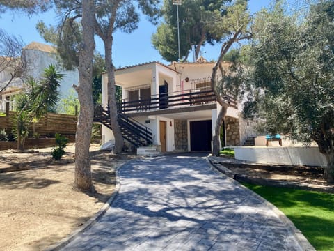 Villa and drive way 