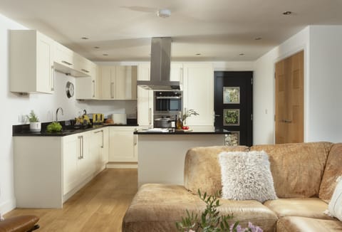 Stargazy, St Agnes: The sleek and stylish kitchen is superbly equipped