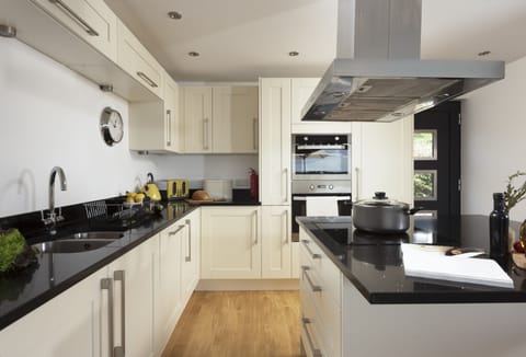Stargazy, St Agnes: Featuring  a double oven, dishwasher, fridge/freezer and washer/dryer and central island unit with hob