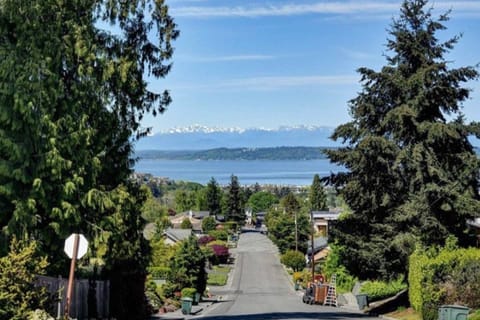360 View of the Sound and 9 Blocks from Downtown Edmonds