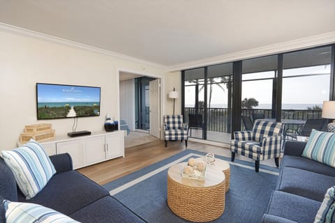 Living area with wall-mounted SmartTV