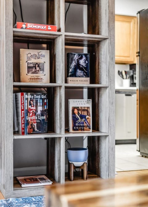 The homeowners are very attentive, sweet, even did a personal folder with suggestions while in Nashville. If you are looking for a home in Nashville contact the owners!!!!! You won’t be disappointed & they have several properties  in several states