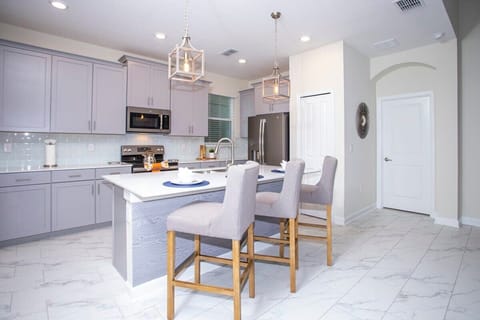 Fully Equipped Kitchen W Island 
