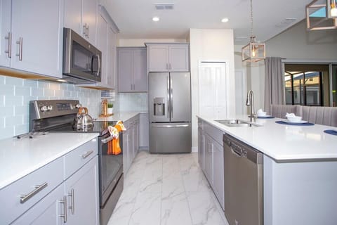 Fully Equipped Kitchen W Island 