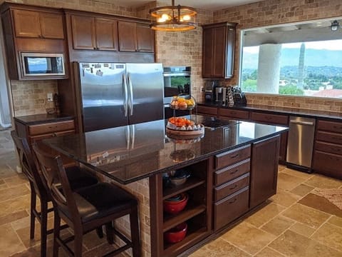 Kitchen island/eat-in bar.