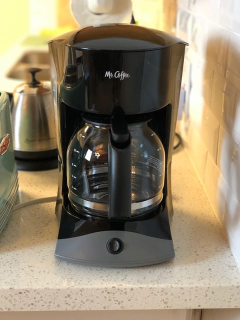 Coffee maker (provide regular and decaf) 