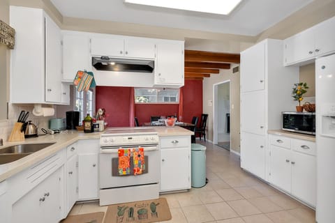 Coffee (regular/decaf)
Condiment (salt &pepper, ketchup)
Utensil
Cooking pot
