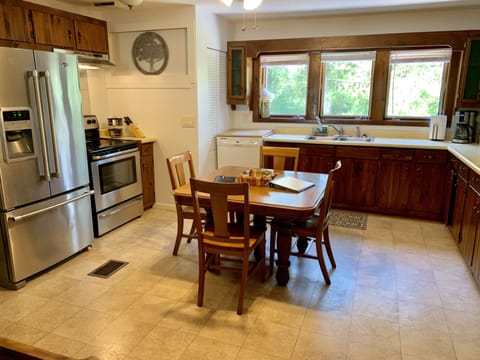 Eat-in kitchen, updated appliances.