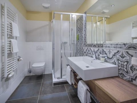 Four-bed room - JUFA Hotel Salzburg City**** House in Salzburg