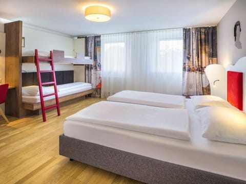 Four-bed room - JUFA Hotel Salzburg City**** House in Salzburg
