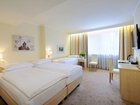 Triple room with shower and bath, toilet - clipper, hotel House in Salzburg
