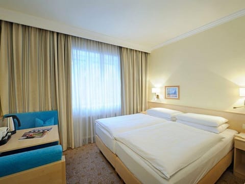 Triple room with shower and bath, toilet - clipper, hotel House in Salzburg