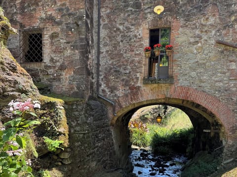 Back of house with Romeo & Juliette balcony over the arch.