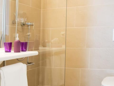 Triple room with shower & WC - B & B Villaverde House in Salzburg