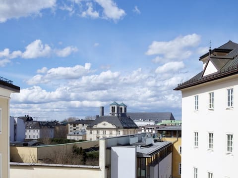 Standard triple room (street) - Krone 1512, hotel House in Salzburg