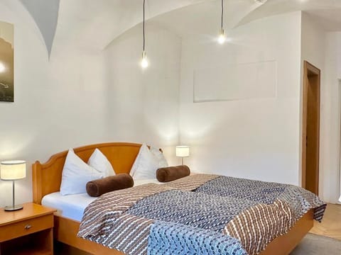 Standard triple room (street) - Krone 1512, hotel House in Salzburg