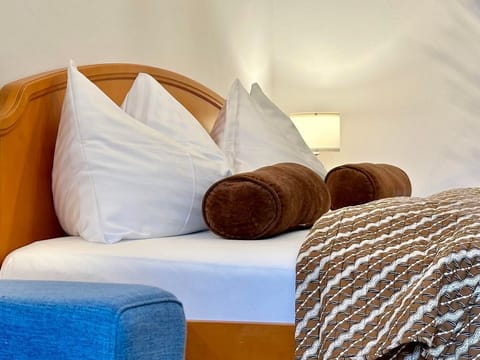 Standard triple room (street) - Krone 1512, hotel House in Salzburg