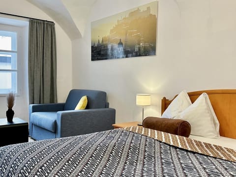 Standard triple room (street) - Krone 1512, hotel House in Salzburg