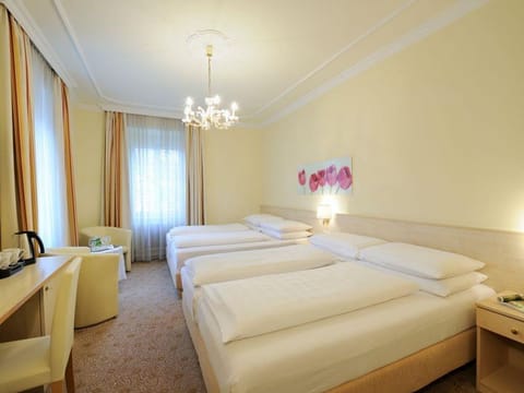 Quadruple room with shower and bath, toilet - clipper, hotel House in Salzburg