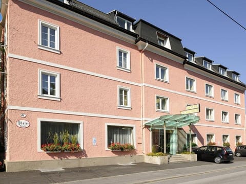 Quadruple room with shower and bath, toilet - clipper, hotel House in Salzburg