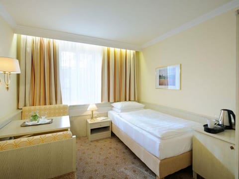 Quadruple room with shower and bath, toilet - clipper, hotel House in Salzburg