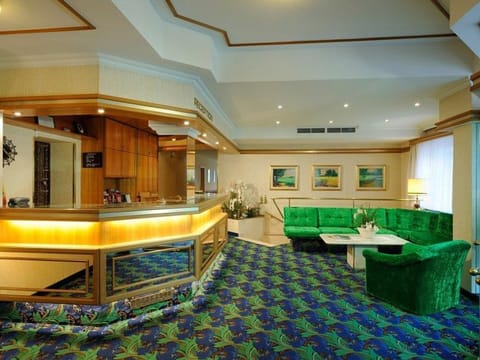 Quadruple room with shower and bath, toilet - clipper, hotel House in Salzburg