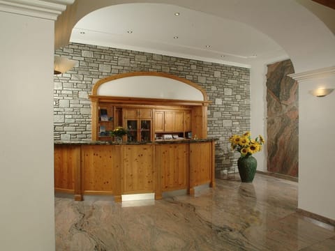 Triple room with shower or Bathroom, toilet - Airporthotel Salzburg House in Salzburg