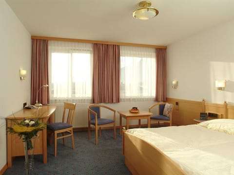 Double room with shower or Bathroom, toilet - Airporthotel Salzburg House in Salzburg