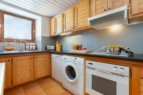 Kitchen with dishwasher and washing machine