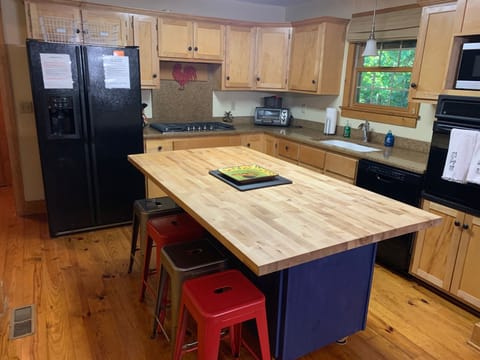 Full kitchen and large breakfast bar.