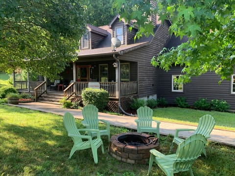 Creekside Cottage will accommodate 8 guests comfortably.