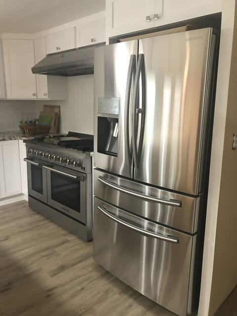 Chef's Kitchen w/Large Refrigerator, 6-burner stove, double ovens & dishwasher