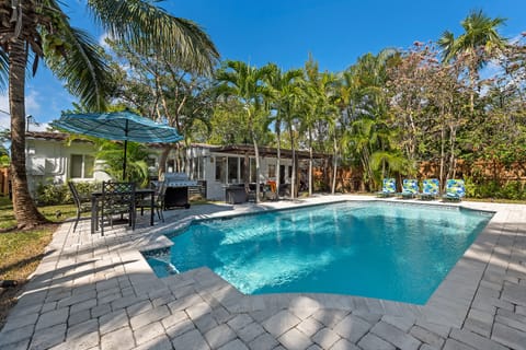 Oversized SALTWATER pool-laps, anyone?!!!