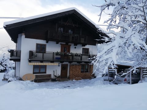 Tiroler Haus im Winter
