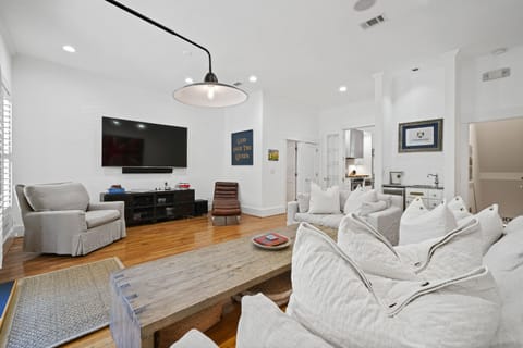 SECOND FLOOR LIVING AREA ALTERNATE VIEW