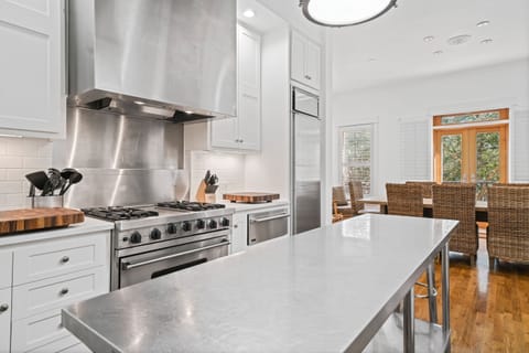 MODERN, TASTEFUL DESIGN- GREAT FOR GROUPS