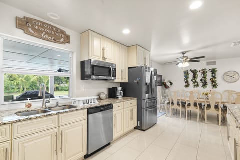 Fully equipped gourmet kitchen