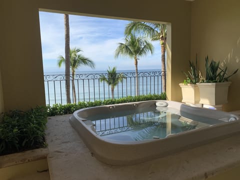 Outdoor spa tub