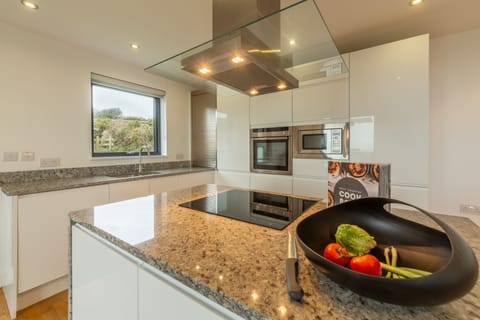 Teyr Mor Cliff, St Agnes. First floor: Cook up a feast for friends and family