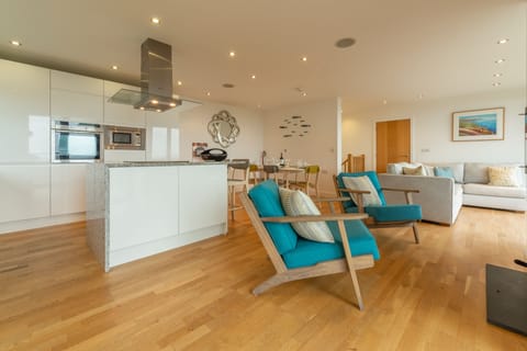 Teyr Mor Cliff, St Agnes. First floor: Open plan living