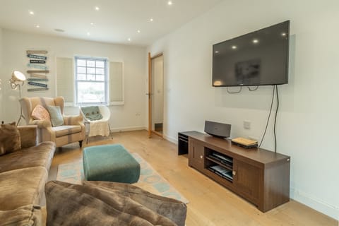 Spring Tide, Porthtowan. Ground floor: Sitting room with television and patio doors to terrace